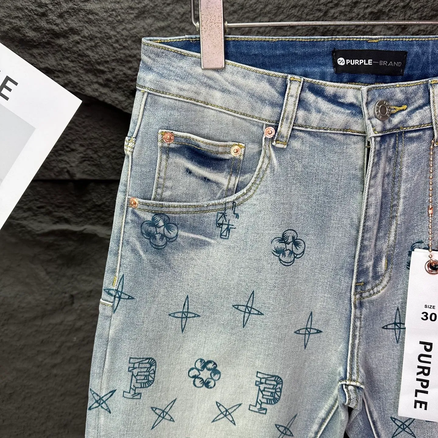 PURPLE BRAND 2025 New Arrival Fully Printed Letter Logo Couple Style Washed Loose Jeans High Version High Version Top Ceiling Quality Styles with different washed textures are very friendly to people with thin legs and thick legs. The straight version is very flattering to the leg shape. Moderate length that never goes out of style, easy to match with casual, basic styling for various styles, a must-have in the wardrobe! The fabric is stiff but also makes the upper body soft without losing texture. The washing process is even more perfect. It is a must-have item for everyone! ! ! Washed wheat, hang tag, pants label, three labels complete Color: Light Blue Size: 28, 29, 30, 31, 32, 33, 34, 36, 38